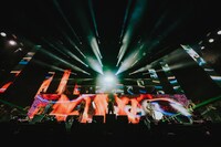 コラボパフォーマンスを披露するXGメンバーとAwich。