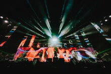 コラボパフォーマンスを披露するXGメンバーとAwich。