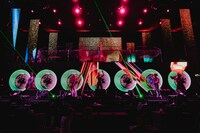 コラボパフォーマンスを披露するXGメンバーとAwich。