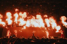 コラボパフォーマンスを披露するXGメンバーとAwich。