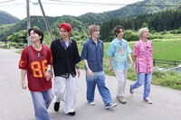 BUDDiiSが出演する「EBiDANのフォトリップ」初回より。(c)カンテレ