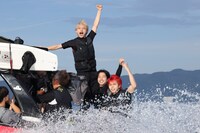 BUDDiiSが出演する「EBiDANのフォトリップ」初回より。(c)カンテレ