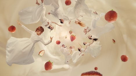 「特濃ミルク8.2」CM映像より。