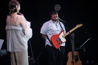 Kaedeと澤部渡（G）。