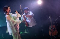 Kaedeと澤部渡（G）。