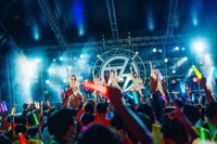 手羽先センセーションワンマンライブ「終わらない暑気衝動」の様子。