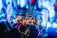 手羽先センセーションワンマンライブ「終わらない暑気衝動」の様子。