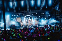 手羽先センセーションワンマンライブ「終わらない暑気衝動」の様子。