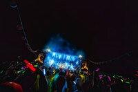 手羽先センセーションワンマンライブ「終わらない暑気衝動」の様子。