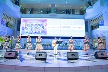 「推≒恋」を披露するukkaとさとうもか。