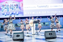 「推≒恋」を披露するukkaとさとうもか。