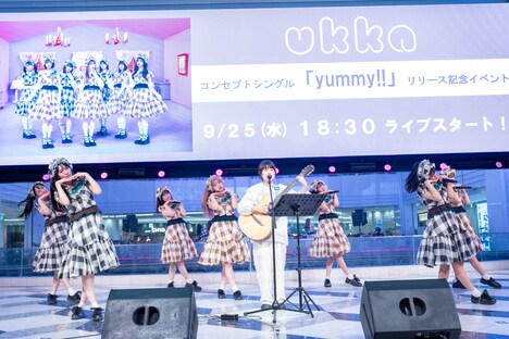 「推≒恋」を披露するukkaとさとうもか。