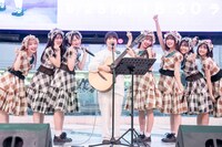 「推≒恋」を披露するukkaとさとうもか。