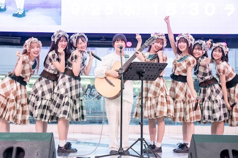 「推≒恋」を披露するukkaとさとうもか。