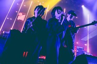 左から三原健司（Vo, G / フレデリック）、三原康司（B, Vo / フレデリック）。（撮影：渡邊一成）