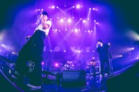 左から牧達弥（Vo, G / go!go!vanillas）、三原健司（Vo, G / フレデリック）。（撮影：渡邊一成）