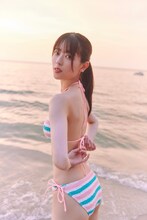 岩本蓮加（乃木坂46）の1st写真集「いたずらな風」より。（Photo by SAKAI DE JUN）