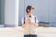 勇気を出して1人で行動をとる桐井智紗（渡辺莉奈）。(c)2024映画「ゼンブ・オブ・トーキョー」製作委員会