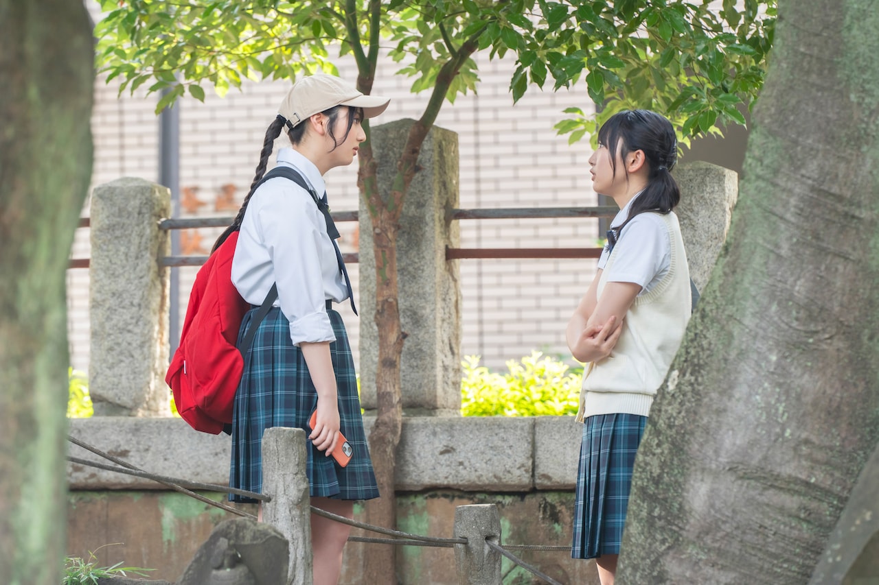 対立の予感を漂わせる羽川恵（藤嶌果歩）と辻坂美緒（竹内希来里）。(c