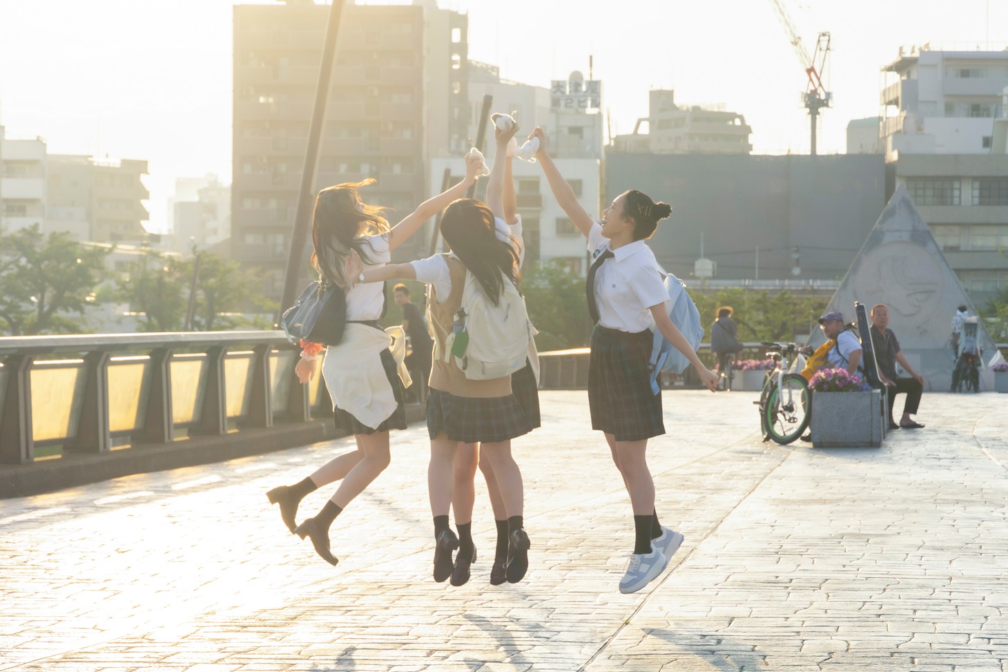 推しキャラグッズを手にしてハイタッチする説田詩央里（石塚瑶季）、角村若菜（清水理央）、梁取茜（宮地すみれ）、門林萌絵（山下葉留花）。(c)2024映画「ゼンブ・オブ・トーキョー」製作委員会