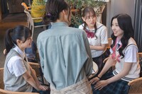 カフェを訪れた桝谷綾乃（小西夏菜実）、花里深雪（平尾帆夏）、満武夢華（平岡海月）。(c)2024映画「ゼンブ・オブ・トーキョー」製作委員会