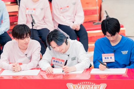 左からリョウガ（超特急）、吉田仁人（M!LK）、飯島颯（SUPER★DRAGON）。(c)「DAN! DAN! EBiDAN!」製作委員会