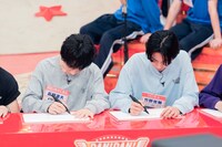長野凌大（原因は自分にある。）と竹野世梛（ICEx）。(c)「DAN! DAN! EBiDAN!」製作委員会
