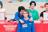 手前からSUPER★DRAGONのジャン海渡と飯島颯。(c)「DAN! DAN! EBiDAN!」製作委員会