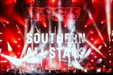 「ROCK IN JAPAN FESTIVAL 2024 in HITACHINAKA」サザンオールスターズのライブの様子。（撮影：西槇太一）