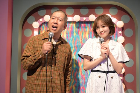 澤部佑（ハライチ）と松田里奈（櫻坂46）。(c)テレビ朝日