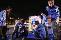 スプレーを使って作品を完成させるICEx。（撮影：笹森健一）