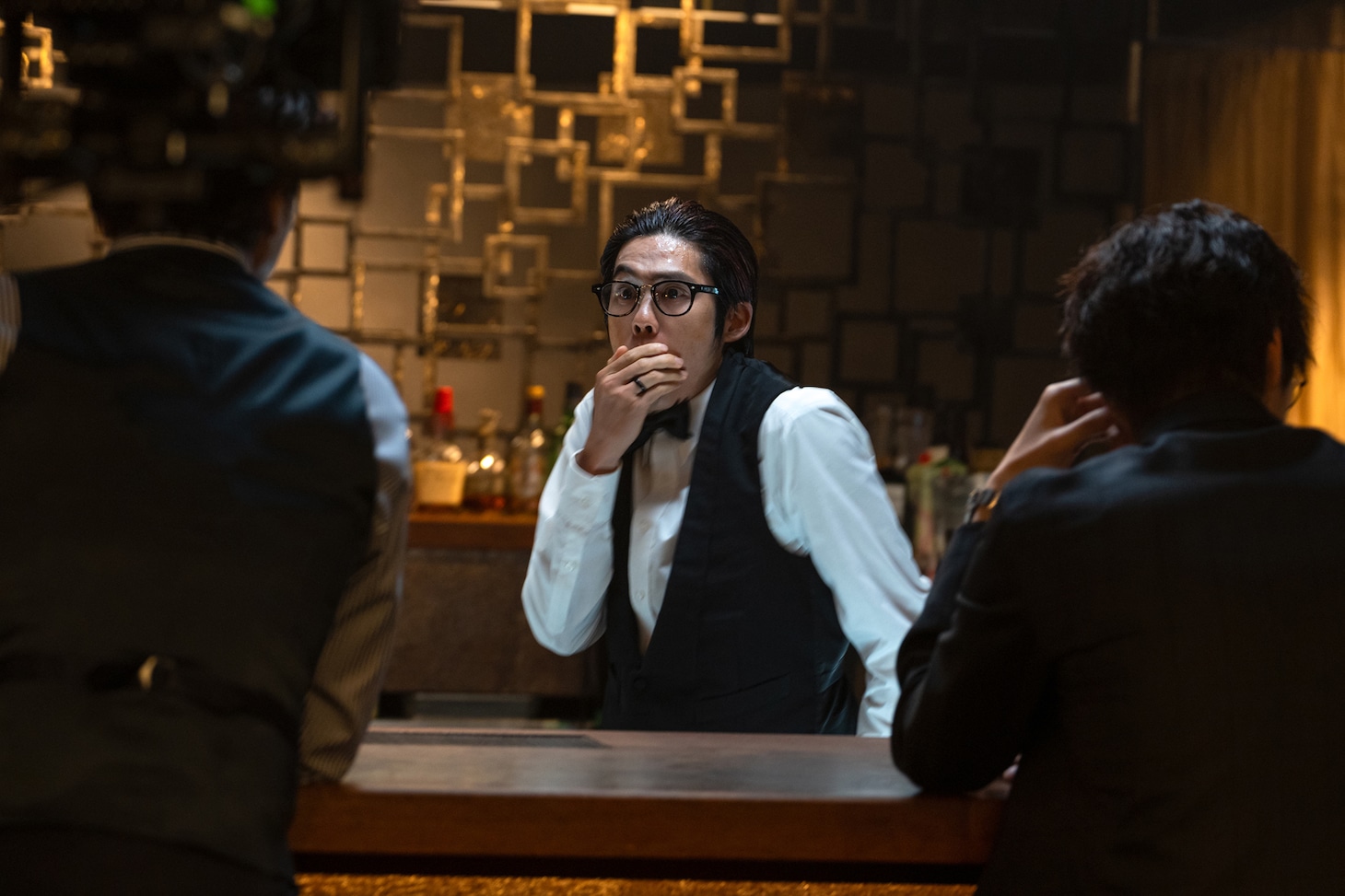 映画「アングリースクワッド 公務員と7人の詐欺師」より。 (c)2024アングリースクワッド製作委員会