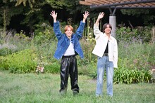 手を降る松倉海斗（左）、中村海人（右）。(c)TBS