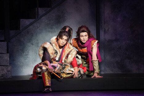 左からRIKU扮する前田慶次、平野良扮する権一。