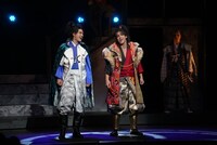 左から白又敦扮する加藤清正、RIKU扮する前田慶次。