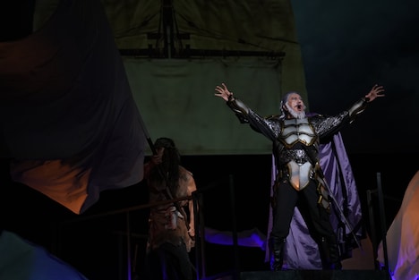 川崎麻世扮するホセ・ガルシア神父。