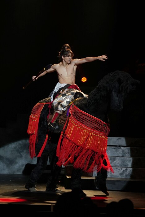 RIKU扮する前田慶次。