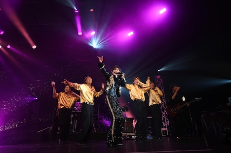 「新浜レオンファーストコンサートツアー ～全てあげよう」の様子。(c)B ZONE