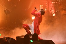 熱唱する新浜レオン。(c)B ZONE