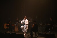 ギターを弾く新浜レオン。(c)B ZONE