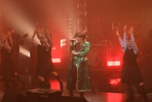 千葉英和高校のダンス部の生徒たちとパフォーマンスする新浜レオン。(c)B ZONE