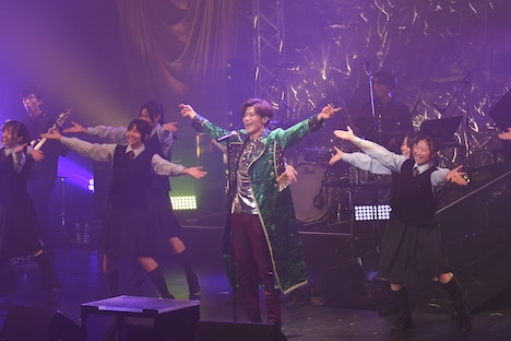 千葉英和高校のダンス部の生徒たちとパフォーマンスする新浜レオン。(c)B ZONE