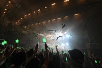 ラストは銀テープが噴射された。(c)B ZONE