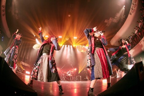 「スパンコールグッドタイムズ RELEASE ONEMAN SHOW 『キネマとユニバース』」東京・東京キネマ倶楽部公演の様子。（Photo by KentaKUMEI）
