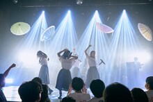 「スパンコールグッドタイムズ RELEASE ONEMAN SHOW 『キネマとユニバース』」東京・東京キネマ倶楽部公演の様子。（Photo by KentaKUMEI）