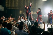 「スパンコールグッドタイムズ RELEASE ONEMAN SHOW 『キネマとユニバース』」東京・東京キネマ倶楽部公演の様子。（Photo by KentaKUMEI）