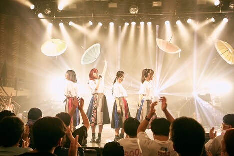 「スパンコールグッドタイムズ RELEASE ONEMAN SHOW 『キネマとユニバース』」東京・東京キネマ倶楽部公演の様子。（Photo by KentaKUMEI）