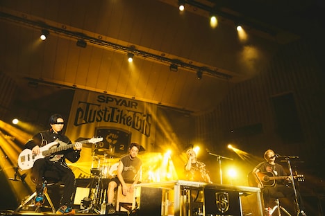 「Stay together」をアコースティックアレンジで披露するSPYAIR。（撮影：鳥居洋介）