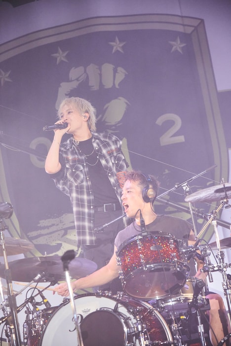 左からYOSUKE（Vo）、KENTA（Dr）。（撮影：鳥居洋介）