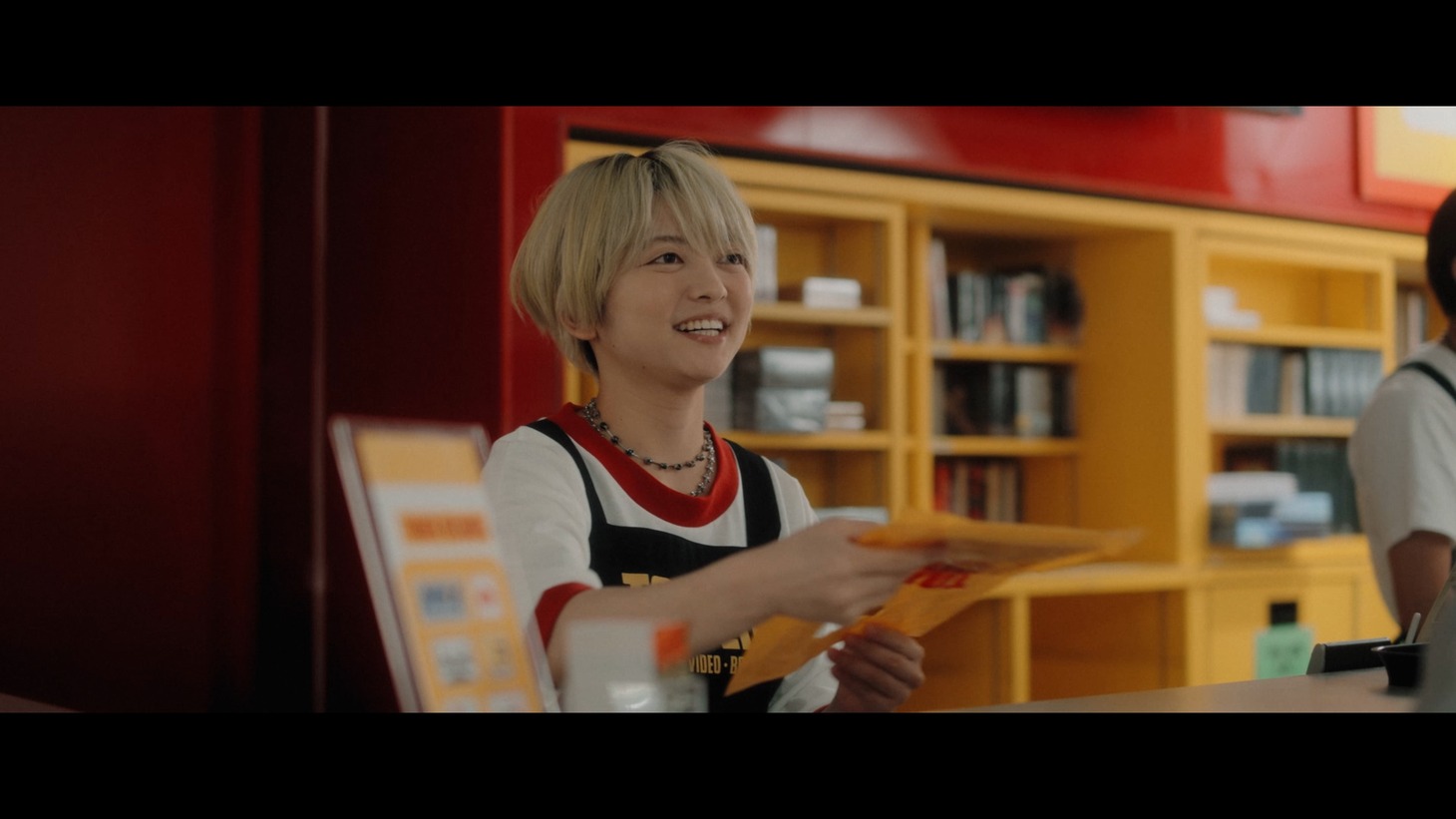 「POPに恋をして」ミュージックビデオより。